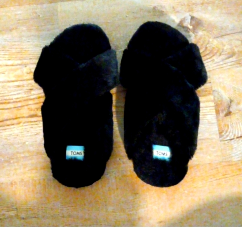 Toms size 8 slippers furry and soft mint condition